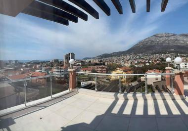 Modernes dreistöckiges Haus im nächsten Vorort von Bar mit Meerblick