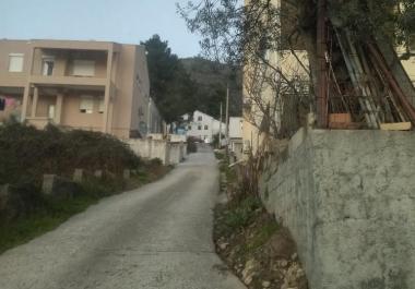 Grundstück in Dobrota, Kotor für Investitionen oder den Bau eines Wohnhauses