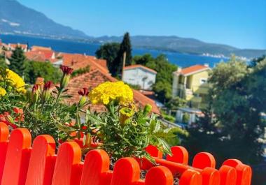 Große 3-Zimmer-Wohnung in Bijela, Herceg Novi mit Meerblick und Parkplatz