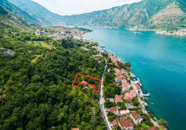 Land in Dobrota mit tollen Blick auf Boka Bay, 30 m vom Meer entfernt