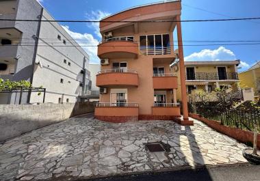 Dreistöckiges Minihotel in Dobra Voda 13 Zimmer mit Meerblick neben dem Strand