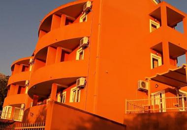 Ein dreistöckiges Mini-Hotel auf Sveti Stefan mit herrlichem Panoramablick auf das Meer