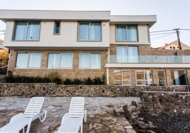 Luxuriöse Familienvilla mit Privatstrand und Panoramablick auf die Bucht von Tivat