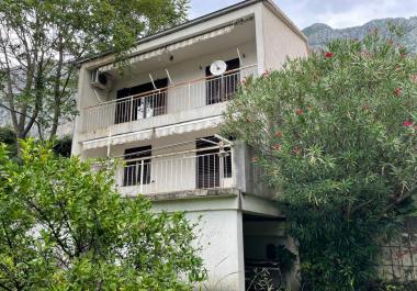 2-stöckiges Haus in Kotor, Dobrota mit Meerblick und Parkplatz