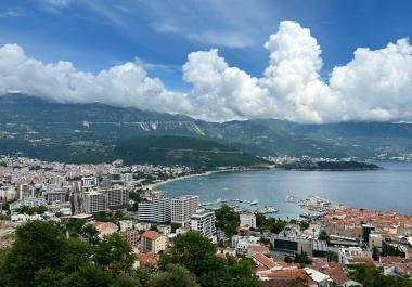 Meerblick-Wohnung 42 m2 in Budva, möbliert neben den Stränden