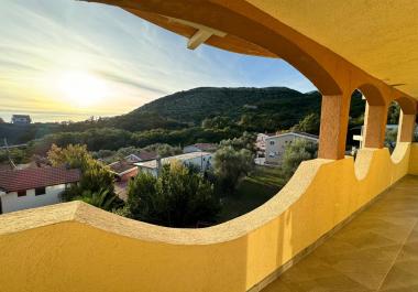 Luxuriöses 3-stöckiges Haus 232 m2 mit Meerblick in Buljarica