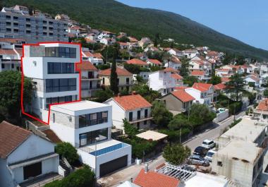 Luxuriöse Villa mit Meerblick in Krashichi mit Pool 20 Schritte vom Strand entfernt