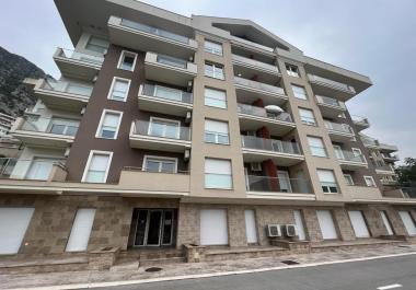 Neue Luxuswohnung mit Pool, in Strandnähe in Dobrota, Kotor