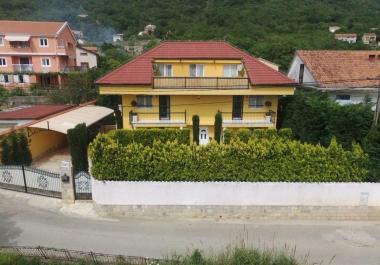 Luxusvilla in Lastva Grbaljska, Montenegros goldenes Dreieck in der Nähe des Meeres