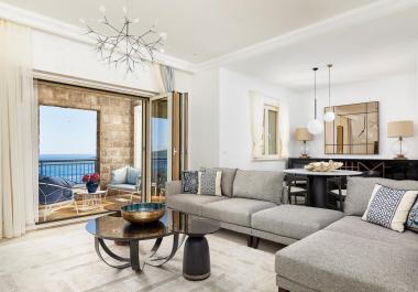 Exklusives Meerblick-Penthouse in Lustica Bay mit Poolzugang