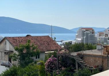 Juwel mit Meerblick 2 Schlafzimmern 71 m2 in Tivat in der Nähe von Porto Montenegro