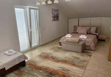 Luxuriöse 2-Zimmer-Wohnung 115 m2 in Becici mit 3 Terrassen