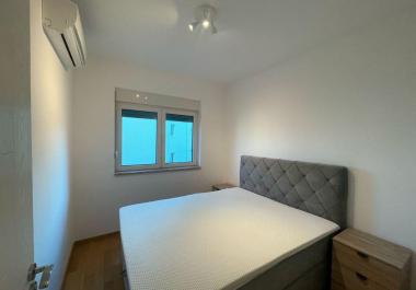 Exklusiv möblierte 2 Schlafzimmer plus Büroapartment mit Meerblick