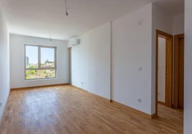 Neue Meerblick-Wohnung 41 m2 in Becici, zu Fuß zum Strand