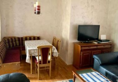 Charmante Stadt-und Bergblick-Wohnung 48 m2 in Petrovac mit Terrasse