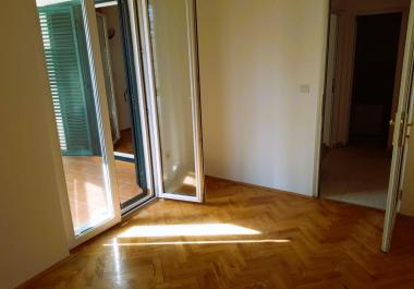 Charmante 1-Zimmer-Wohnung 49 m2 in Petrovac, Bergblick, 400 m zum Strand