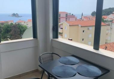 Meerblick-Wohnung 50 m2 in Petrovac mit Terrasse 350m zum Strand