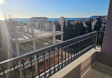 Neue 2-Zimmer-Wohnung in Bar mit Terrasse und Meerblick in Strandnähe