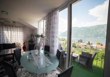 Zwei-Zimmer-Wohnung 62 m2 in Stoliv mit Terrasse und Panoramablick auf die Bucht von Kotor