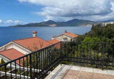 Atemberaubende Villa mit Meerblick und 2 Terrassen in Bigova mit üppigen Gärten