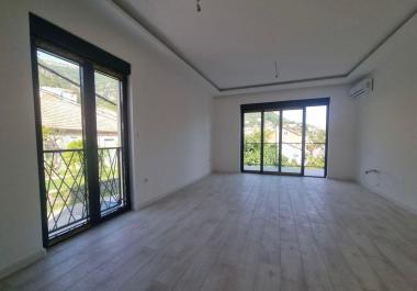 Luxuriöse Meerblick-Wohnung 82 m2 mit 3 Schlafzimmern in Tivat mit Parkplatz