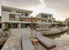 Luxuriöse Villa direkt am Meer in Tivat mit Yachtdock und Pool