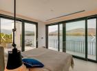 Luxuriöse Villa direkt am Meer in Tivat mit Yachtdock und Pool