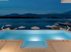 Luxuriöse Villa direkt am Meer in Tivat mit Yachtdock und Pool