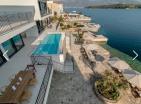 Luxuriöse Villa direkt am Meer in Tivat mit Yachtdock und Pool