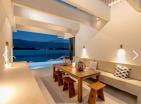 Luxuriöse Villa direkt am Meer in Tivat mit Yachtdock und Pool