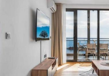 Atemberaubende 67 m2 große Wohnung mit Meerblick auf Sveti Stefan, nur wenige Schritte vom Strand entfernt