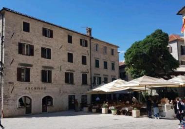 Charmante 1 Schlafzimmer 58 m2 Maisonette zum Verkauf in der Nähe des Meeres im historischen Kotor