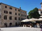 Charmante 1 Schlafzimmer 58 m2 Maisonette zum Verkauf in der Nähe des Meeres im historischen Kotor