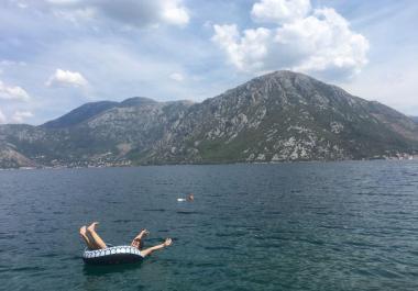 Grundstück mit Meerblick in Tivat zu verkaufen: traumhaftes 3-stöckiges Haus bauen