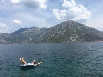 Grundstück mit Meerblick in Tivat zu verkaufen: traumhaftes 3-stöckiges Haus bauen