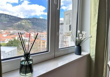 Charmante 33 m2 große Dachgeschosswohnung in Budva mit herrlichem Meerblick