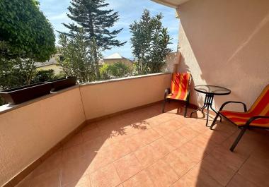 Meerblick 2 Schlafzimmer Wohnung in Petrovac mit Terrasse und Garten 700m zum Meer