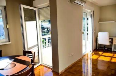 Atemberaubende 55 m2 große Wohnung mit Meerblick in Petrovac, voll möbliert