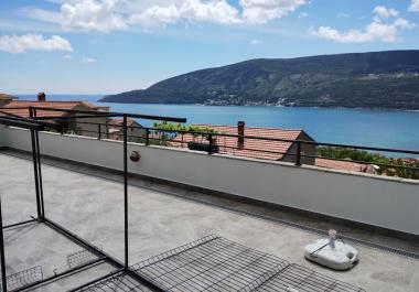 Atemberaubendes zweistöckiges Haus in Herceg Novi mit Dachterrasse in der Nähe des Meeres