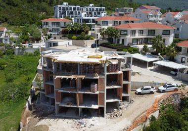 Neue Luxus-Meerblick-Wohnung in Tivat in der Bauphase