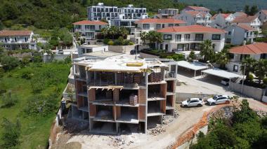 Neue Luxus-Meerblick-Wohnung in Tivat in der Bauphase