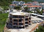 Neue Luxus-Meerblick-Wohnung in Tivat in der Bauphase