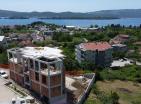 Neue Luxus-Meerblick-Wohnung in Tivat in der Bauphase