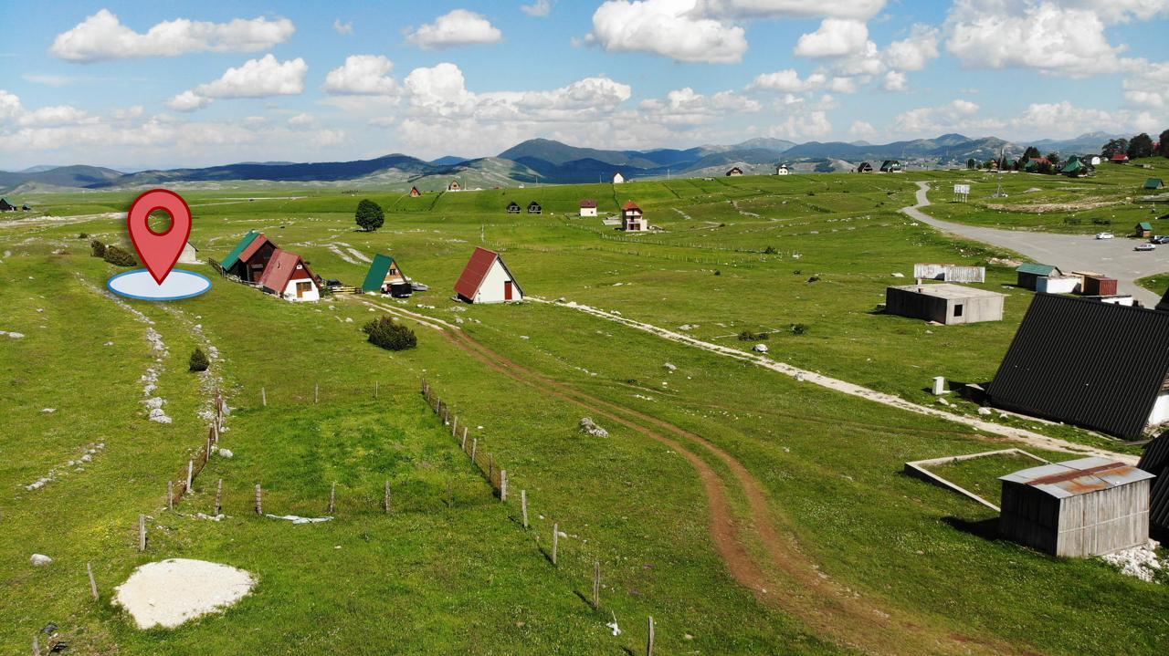 Erstklassiges Grundstück 819 m2 in Zabljak, nur 100 m von den Aufzügen des Skizentrums Savin Kuk entfernt