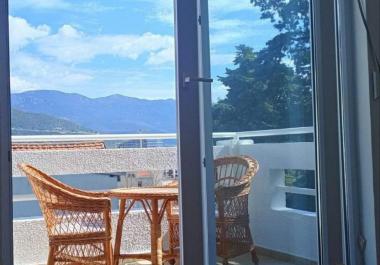 Atemberaubender Meerblick und sonnige 49 m2 Wohnung in Budva mit einem Schlafzimmer zu verkaufen