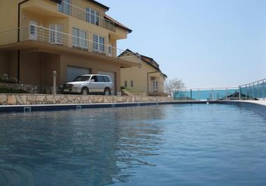 Luxuriöses dreistöckiges, 132 m2 großes Apartment am Strand mit Pool in Bar