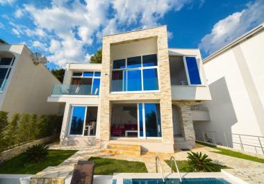 Traumhaus mit Panoramablick auf das Meer und Pool