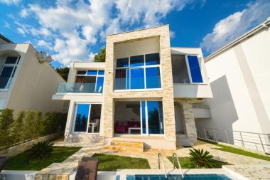 Traumhaus mit Panoramablick auf das Meer und Pool