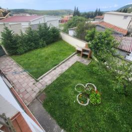 Haus in Sutomore unterhalb der Autobahn mit Wohnungen und einem Grundstück von 486 m2