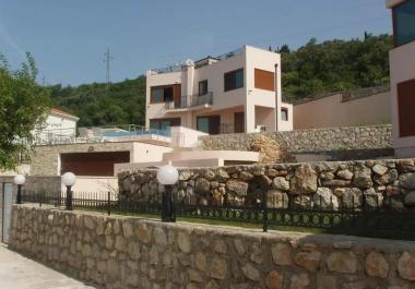 Luxuriöse dreistöckige Villa mit Pool und Meerblick in Bar